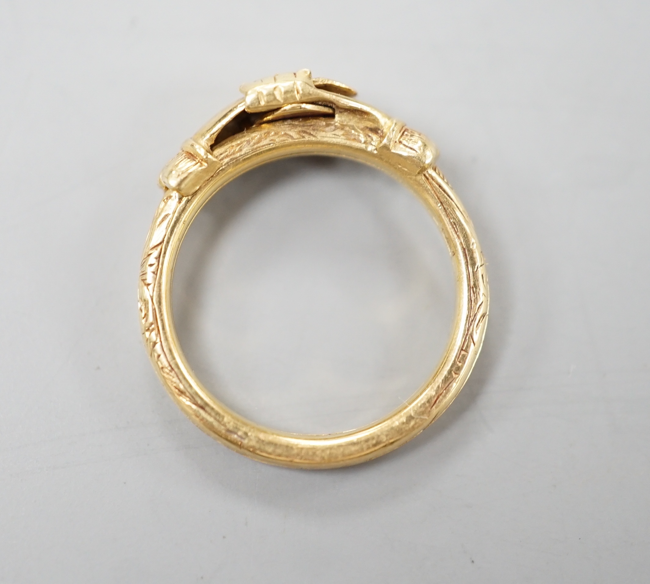 An engraved yellow metal fede ring, size H/I, 4.6 grams.